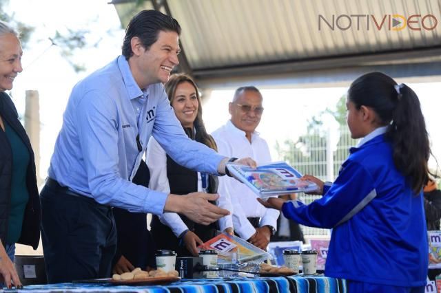 Entrega Alfonso Martínez útiles escolares a niñas y niños de la comunidad de Chihuerio