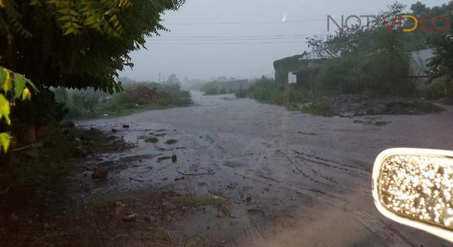 Reportan inundaciones por fuertes en lluvias en Apatzingán