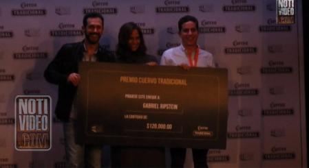 Gabriel Ripstein recibe premio en el Festival Internacional de Cine de Morelia. 