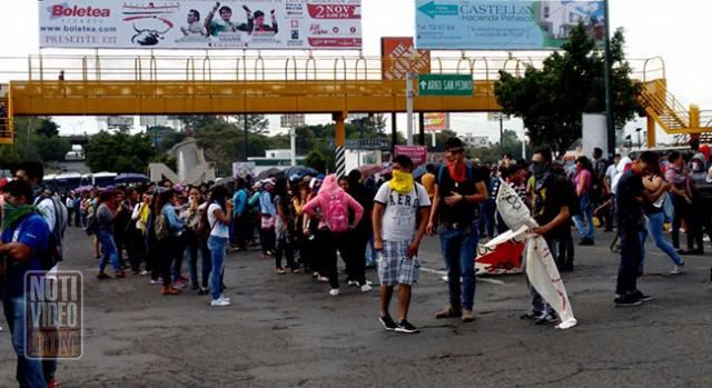 Estudiantes normalistas de Michoacán mantienen retenidos siete autobuses...