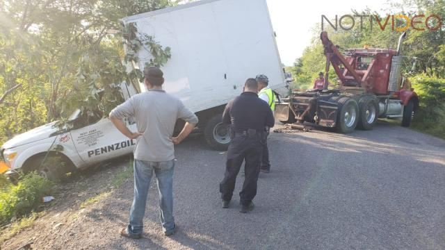 Camioneta cae a un barranco de más de 25 metros en  Carácuaro