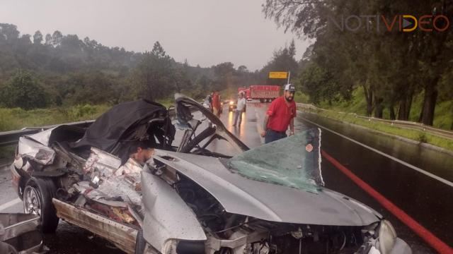 Se estrella auto  deportivo contra un tráiler en la Siglo XXI, hay un muerto y cuatro heridos