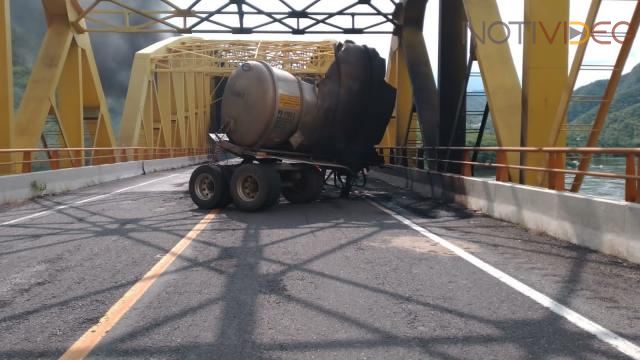 Choca y se incendia una pipa cargada de combustible en la autopista Siglo XXI