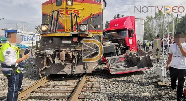 Tráiler es arrollado por el tren en el libramiento sur, no hay lesionados.