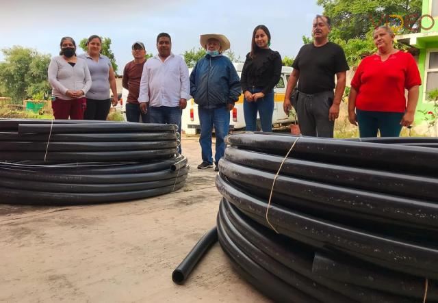 Gloria Tapia entrega apoyos a las familias de localidad La Encarnación en Zitácuaro