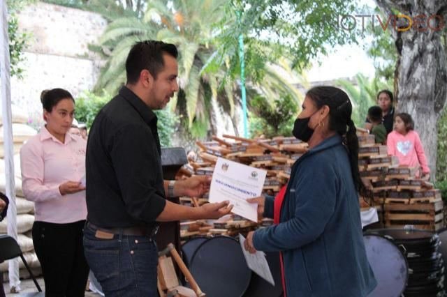 Chava Cortés entrega apoyos a mujeres productoras y expendedoras de tortilla