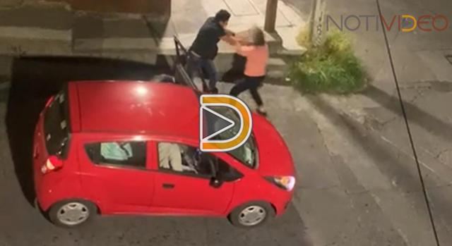 A unos metros del cuartel de la Policía Morelia con violencia  roban su carro a una mujer.