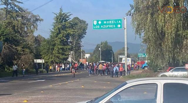 Padres de familia cierran carretera en Ciudad Hidalgo por falta de docentes en la Zona Escolar 265