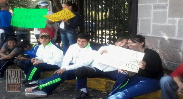 Deportistas con parálisis cerebral se plantan en Casa de Gobierno