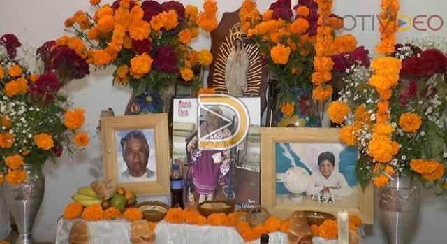 Recuerdan a mamá coco con altar a quince días de su fallecimiento 