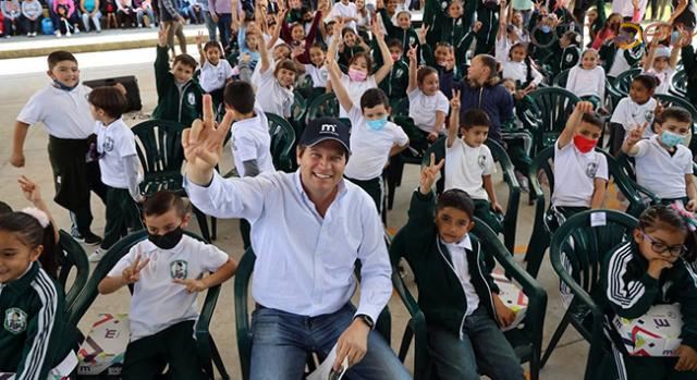 Impulsa Alfonso Martínez la educación de niñas y niños de Morelia