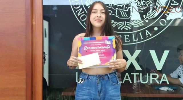 Gloria Tapia reconoce a participantes en concurso de Calaveritas Literarias