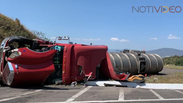 Vuelca tráiler en la carretera Morelia - Cuitzeo