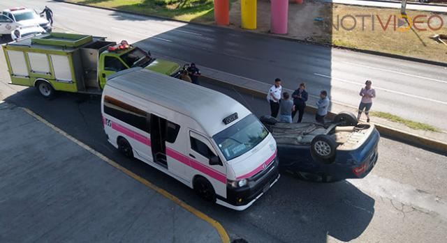 Vuelca un carro en el periférico norte de Morelia, no hay víctimas