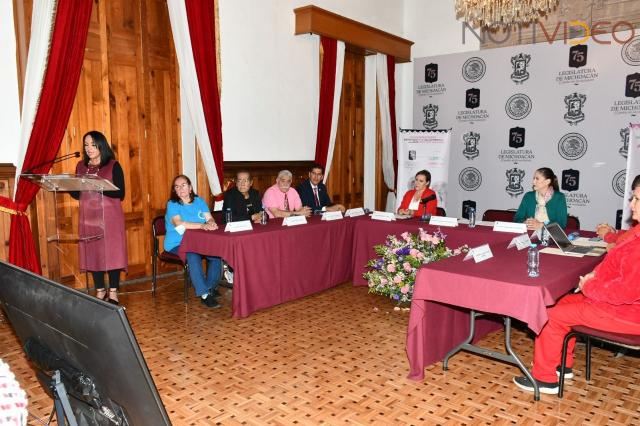 Organiza Lupita Díaz conversatorio dirigido a personas adultas mayores