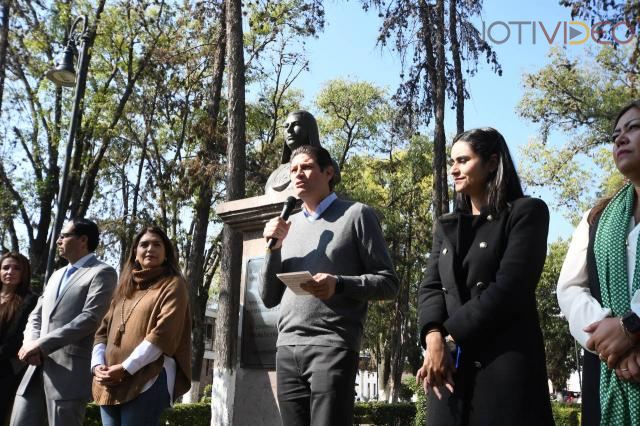 Alfonso Martínez devela busto de Sor Juana Inés de la Cruz