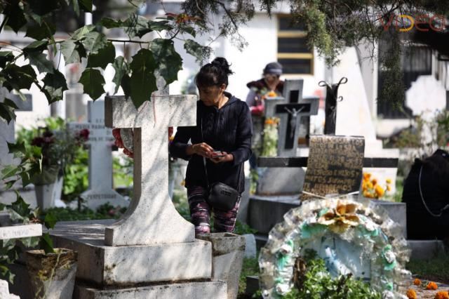 Visitantes elogian organización en Panteón Municipal por Día de Muertos