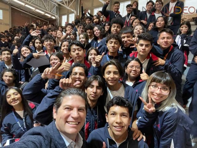 Jóvenes Lasallistas brindan calurosa bienvenida a Alfonso Martínez