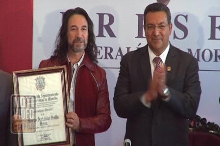 Recibe Marco Antonio Solís presea Generalísimo Morelos