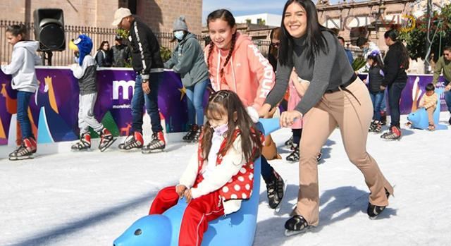 Un rotundo éxito la pista de hielo del ayuntamiento a un costado de la Catedral